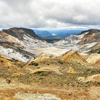 安達太良山の目印となる爆裂火口と荒涼とした火口地形の写真