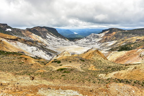 安達太良山の目印となる爆裂火口と荒涼とした火口地形
