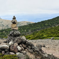 日本百名山・安達太良山の稜線に積み上げられたケルンの写真