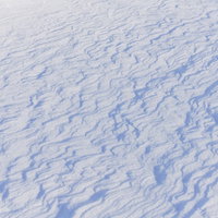 安達太良山の積雪に風で生まれた風紋、冬の登山で見られる自然現象の写真