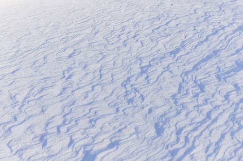 安達太良山の積雪に風で生まれた風紋、冬の登山で見られる自然現象