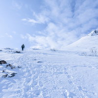 雪に覆われた安達太良山を登る登山者の足跡の写真