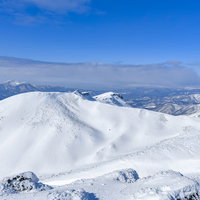 安達太良山山頂から見る磐梯山方面の雪景色の写真