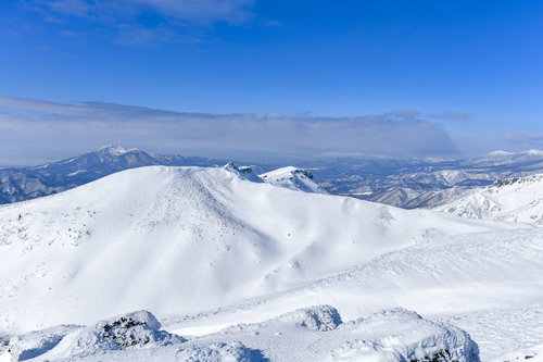安達太良山山頂から見る磐梯山方面の雪景色
