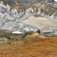 雪化粧した安達太良山沼ノ平の荒々しい岩肌の写真