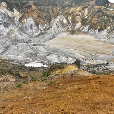 雪化粧した安達太良山沼ノ平の荒々しい岩肌の写真