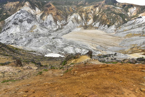 雪化粧した安達太良山沼ノ平の荒々しい岩肌