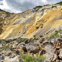 安達太良山沼尻コースの岩場と緑の景色、登山道の全景の写真