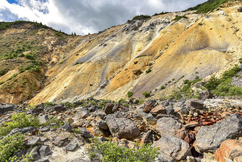 安達太良山沼尻コースの岩場と緑の景色、登山道の全景