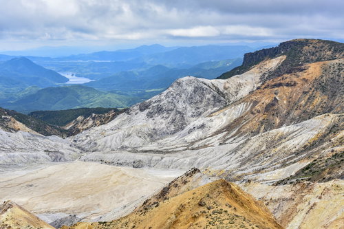 安達太良山の爆裂火口と秋元湖方面を望む山頂からの景観