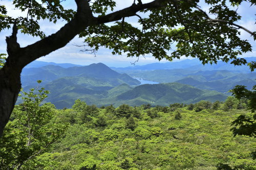 安達太良山登山道から眺める秋元湖方面と連なる山々