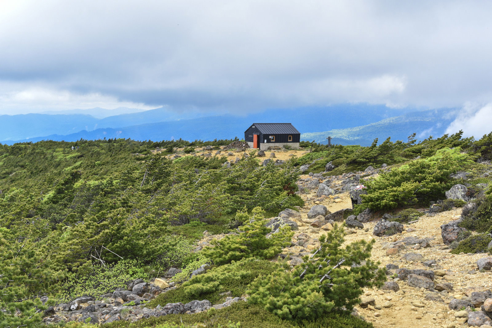 安達太良山・鉄山避難小屋と稜線の登山道