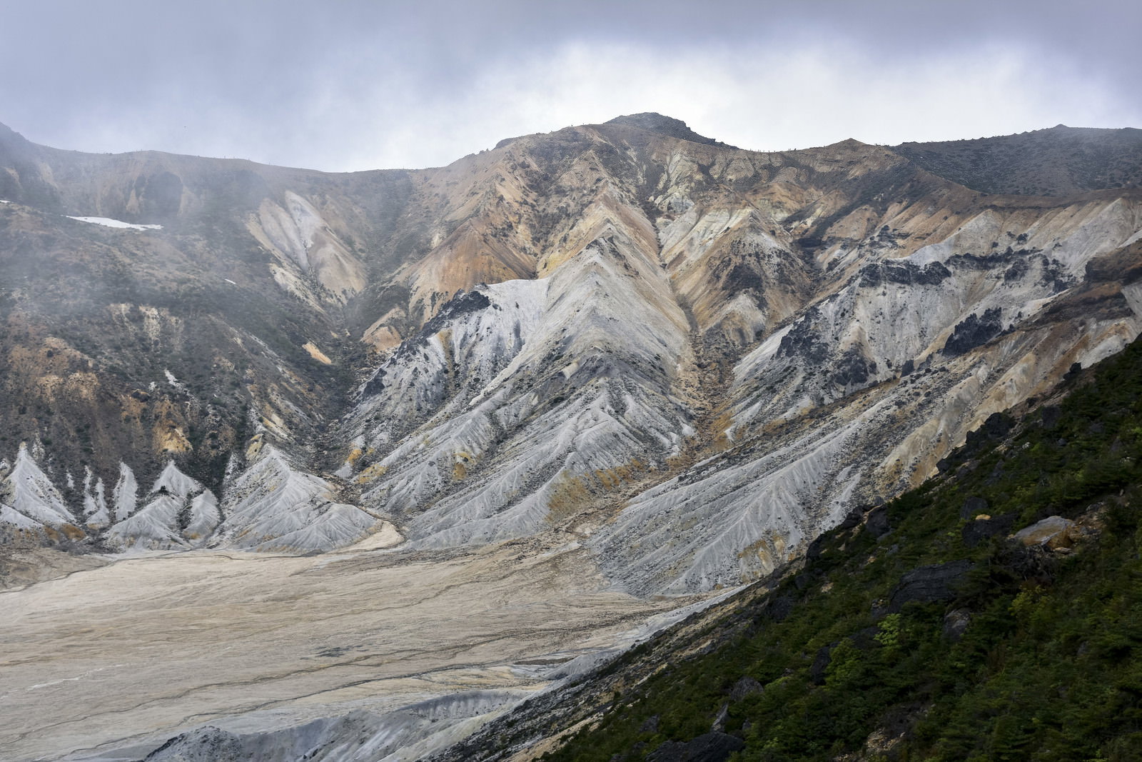 安達太良山・鉄山方面の荒れた岩壁と谷地形