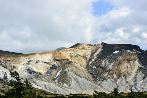 曇り空の下の安達太良山爆裂火口と荒涼とした火山地形