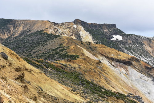 曇り空の下に広がる船明神山方面の安達太良山の荒野