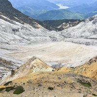 真っ白に雪化粧した安達太良山の爆裂火口と山並みの写真