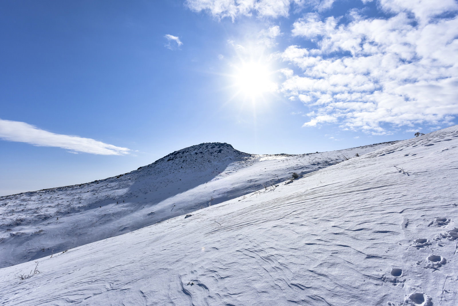 雪に覆われた安達太良山の斜面と山頂