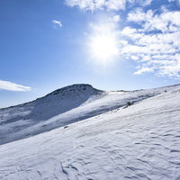 穏やかな雪の斜面が続く安達太良山（あだたらやま）の写真