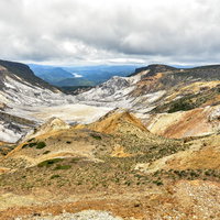 荒涼とした景色が広がる安達太良山の爆裂火口の写真