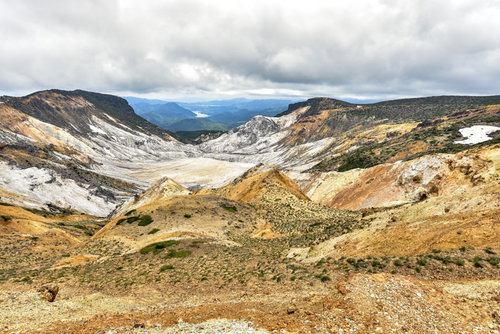 荒涼とした景色が広がる安達太良山の爆裂火口