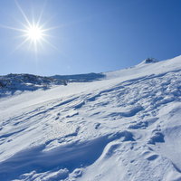 逆光の安達太良山の登山道の写真