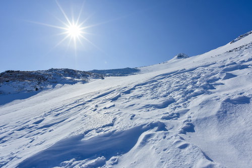 逆光の安達太良山の登山道