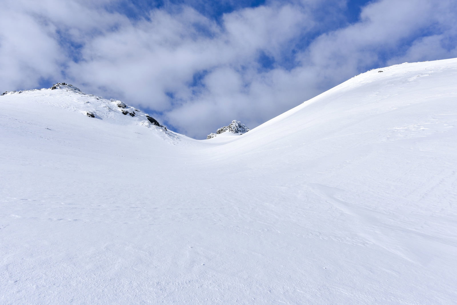 安達太良山の雪に覆われた谷間の風景
