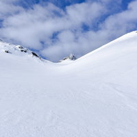 雪に覆われた谷間（安達太良山の積雪風景）の写真