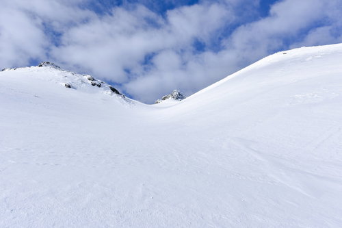 雪に覆われた谷間（安達太良山の積雪風景）