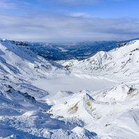 雪に包まれる冬の安達太良山爆裂火口の写真