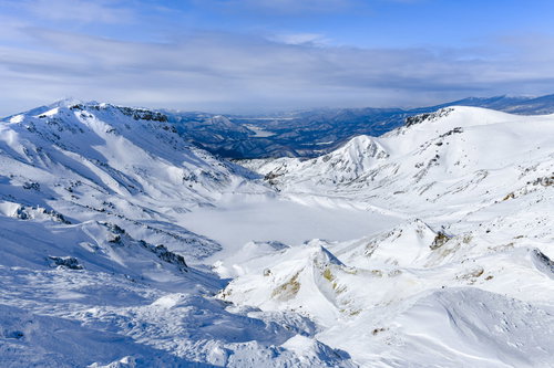 雪に包まれる冬の安達太良山爆裂火口