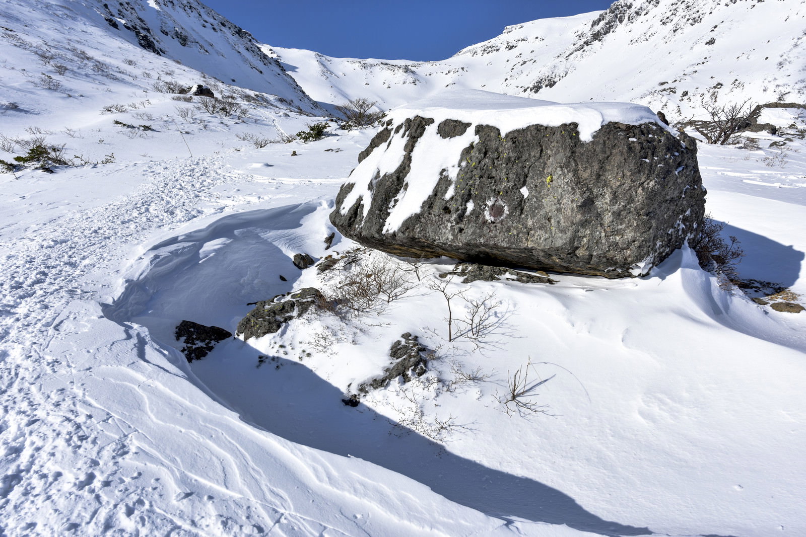 雪に覆われた安達太良山の登山道にある岩とマーキング