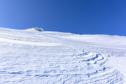 雪の斜面にできた風紋（日本百名山・安達太良山）