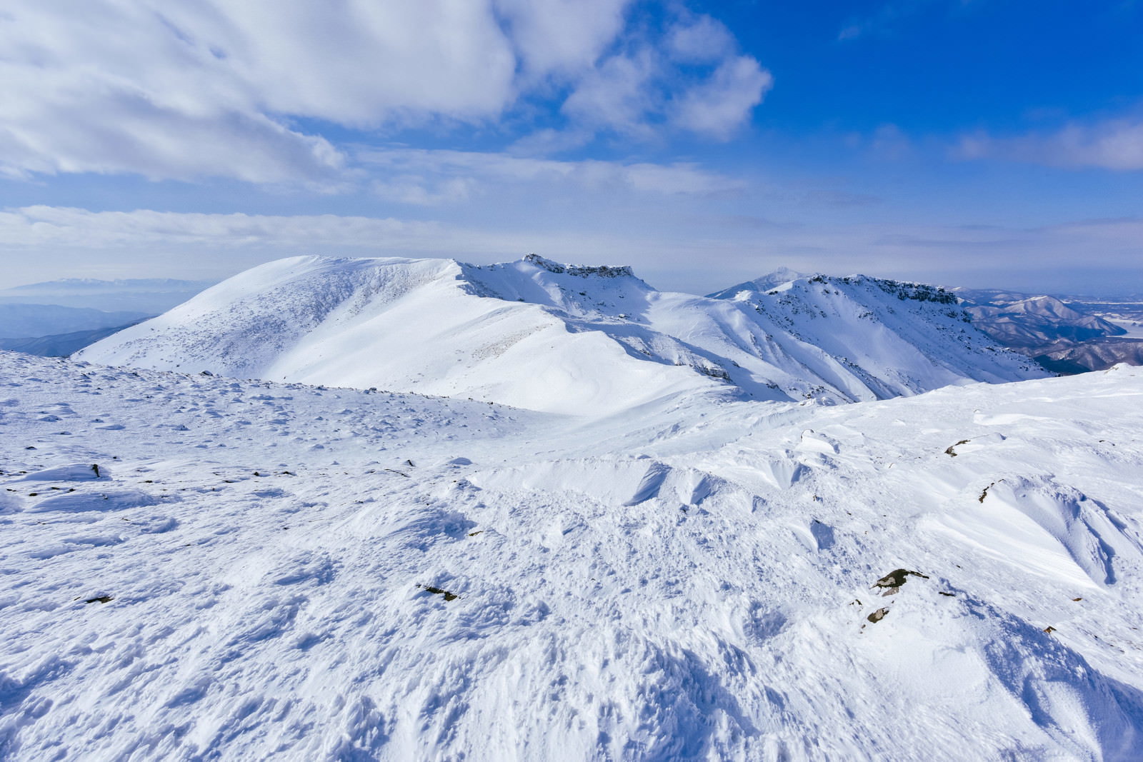 雪に覆われた安達太良山の稜線から船明神山方面を望む冬景色