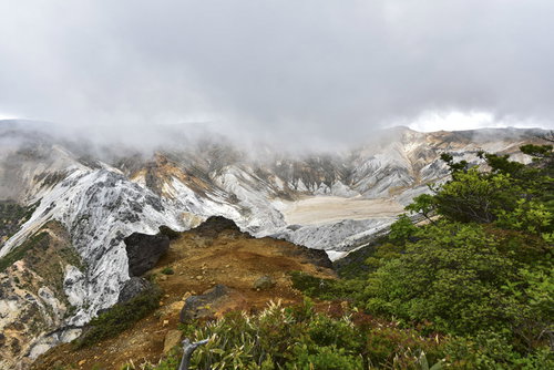 雲に覆われた沼ノ平の火口、安達太良山の活火山地形