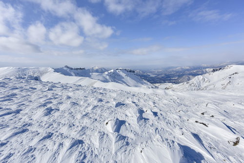 安達太良山の雪面に刻まれた風紋と船明神山方面の稜線
