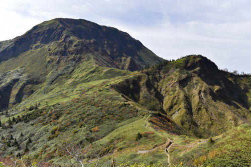 午後の日差しで陰影が強まる苗場山の稜線と緑の山肌
