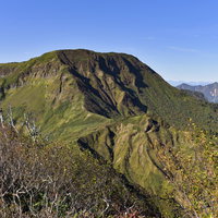 神楽ヶ峰の尾根から見る苗場山と周辺の山々の写真
