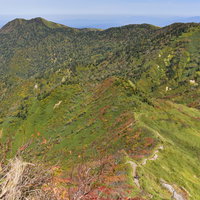 秋の100名山・苗場山から望む紅葉に染まる神楽ヶ峰方面の写真