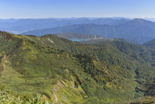日本百名山の苗場山から見るカッサダム方面