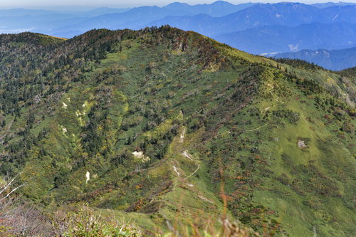苗場山の稜線から望む神楽ヶ峰方面の山々と登山道