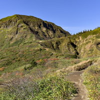 神楽ヶ峰鞍部から見上げる日本百名山・苗場山の写真