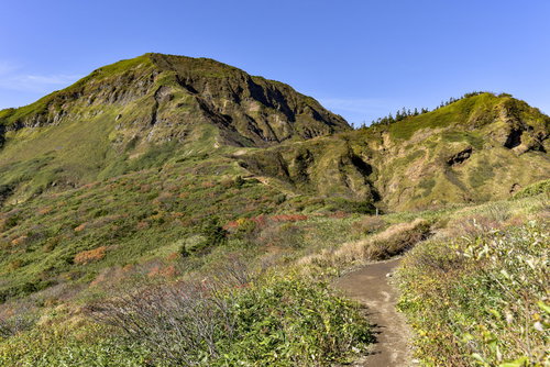 神楽ヶ峰鞍部から見上げる日本百名山・苗場山