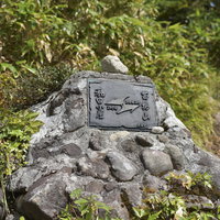 苗場山の山頂に積み上げられた石積みケルンの指導標の写真