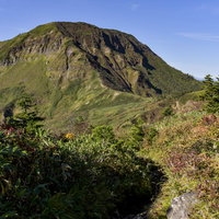 雄々しい見た目の秋の苗場山、紅葉した登山道から望むの写真