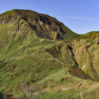 鞍部から見上げる苗場山の雄大な山容と登山道の眺望の写真