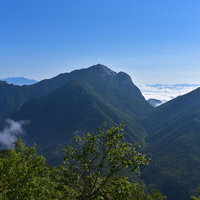 仙丈ヶ岳から望む甲斐駒ヶ岳と南アルプスの山々の写真