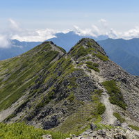 仙丈ヶ岳の稜線を登る登山道｜南アルプスの絶景ハイキングの写真