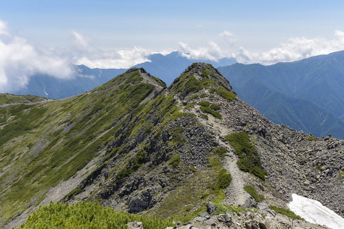 仙丈ヶ岳の稜線を登る登山道｜南アルプスの絶景ハイキング