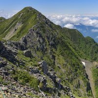 仙丈ヶ岳から大仙ヶ丈岳へ向かう南アルプスの稜線の写真